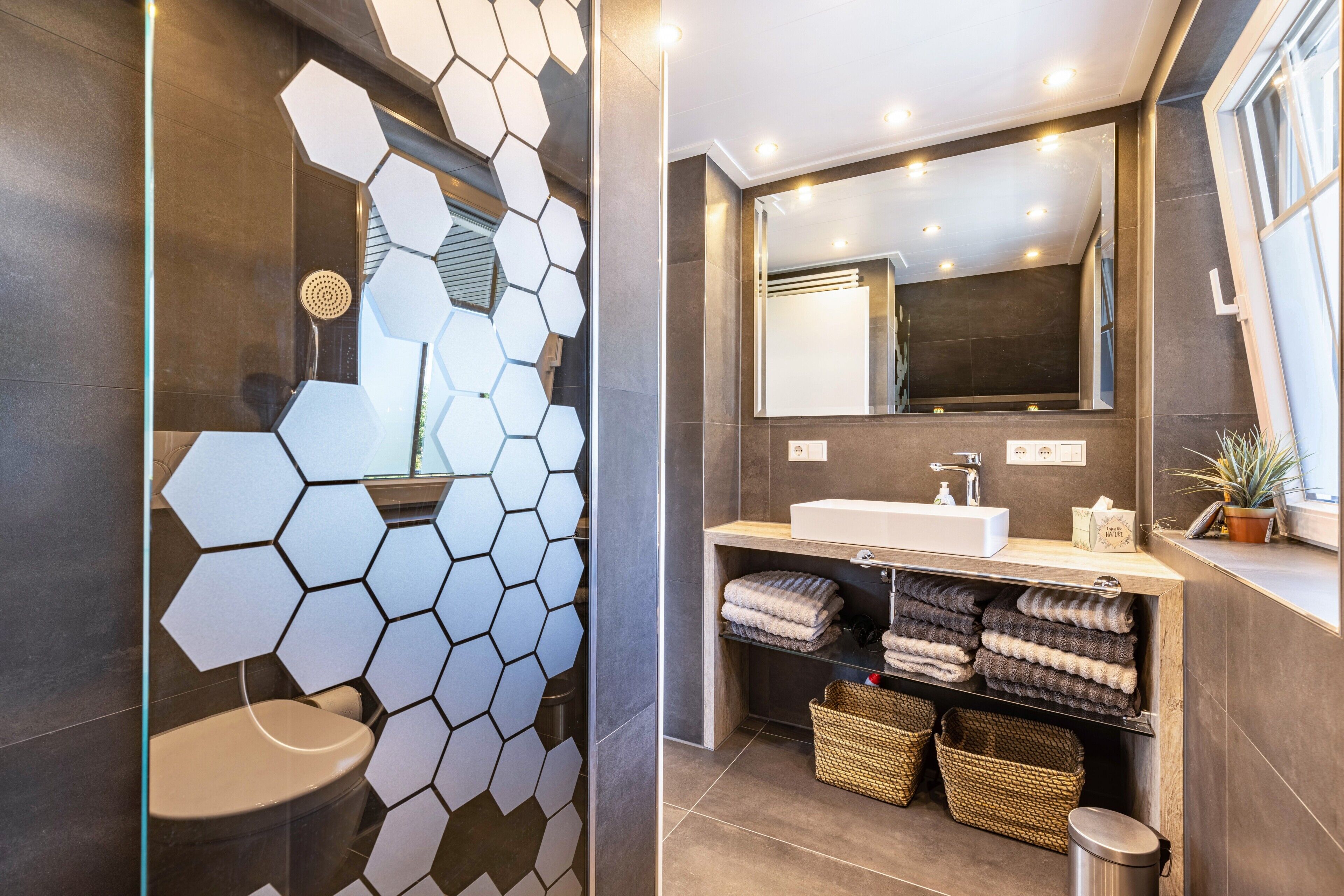 Douche, articles de toilette gratuits, sèche-cheveux