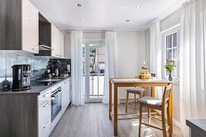 Kjøleskap, ovn, kokeplater og oppvaskmaskin