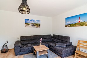 TV - Apartment 'Sonnenschein' with Private Terrace and Private Garden (Norden)