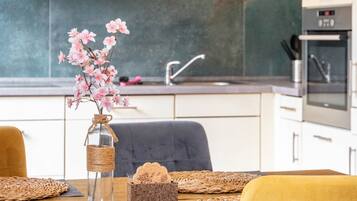 Fridge, oven, stovetop, dishwasher