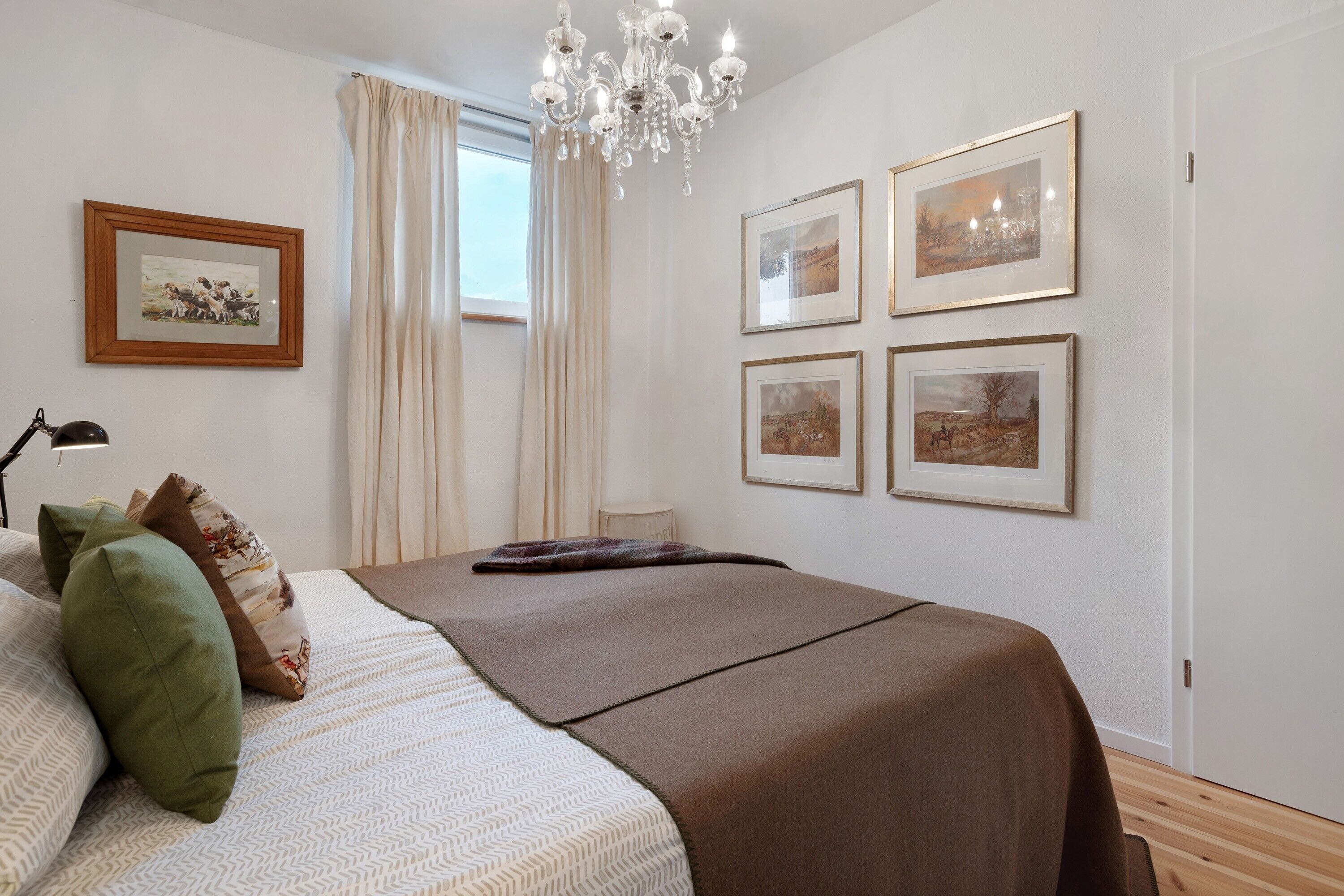 1 habitación, tabla de planchar con plancha, wifi gratis y ropa de cama 