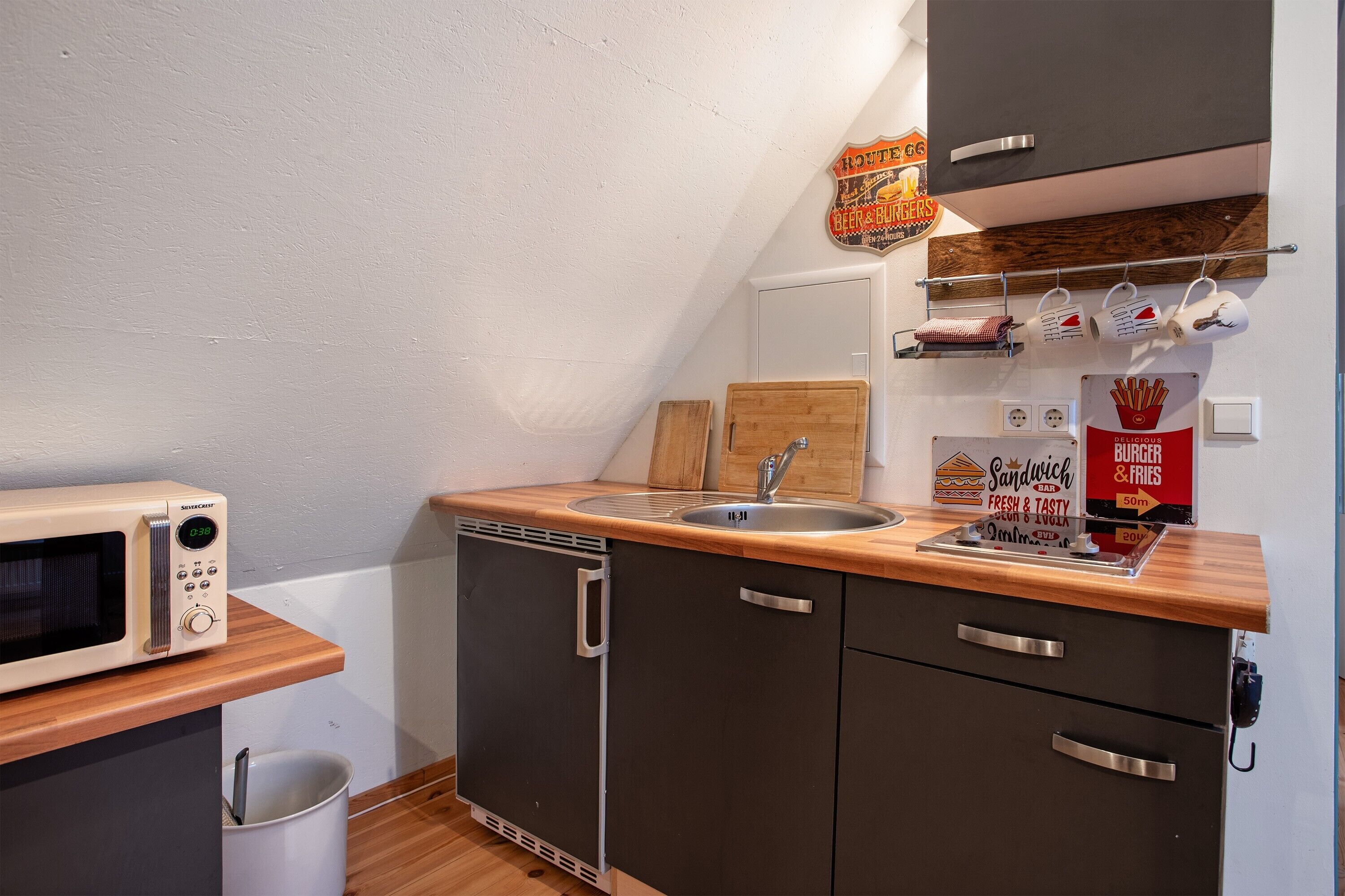 Køleskab, mikrobølgeovn, kogeplade, kaffe-/temaskine