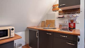 Kühlschrank, Mikrowelle, Herdplatte, Wasserkocher mit Kaffee-/Teezubehör