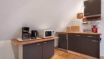 Frigorifero, microonde, piano cottura, macchina per tè/caffè