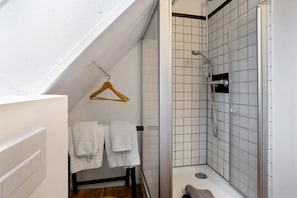 Shower, hair dryer, towels - Apartment "McIntosh" with Private Garden & Wi-Fi (Groß Wokern)