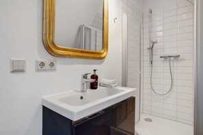 Shower, hair dryer, towels