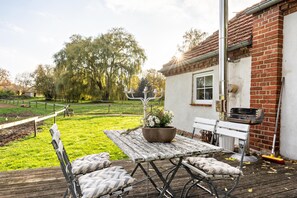 Outdoor dining - Holiday Home "Backhaus" with Private Garden (Groß Wokern)