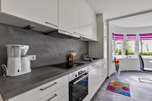 Fridge, oven, stovetop, dishwasher - Apartment 'Amrum' with Shared Garden and Wi-Fi (Galmsbüll)