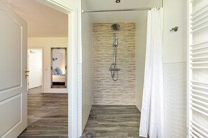 Dusch, hårtork och handdukar