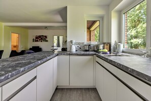 Fridge, oven, stovetop, dishwasher - Apartment 'Sylt' with Private Terrace, Shared Garden and Wi-Fi (Galmsbüll)