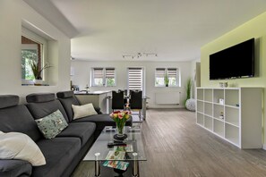 TV - Apartment 'Sylt' with Private Terrace, Shared Garden and Wi-Fi (Galmsbüll)