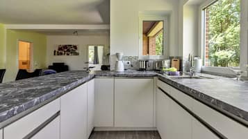 Réfrigérateur, un four, surface de cuisson, lave-vaisselle