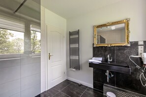 Een douche, een haardroger, handdoeken