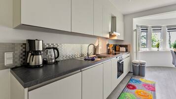 Fridge, oven, stovetop, dishwasher