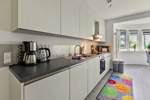 Fridge, oven, stovetop, dishwasher - Apartment 'Föhr' with Shared Garden and Wi-Fi (Galmsbüll)
