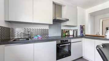 Fridge, oven, stovetop, coffee/tea maker