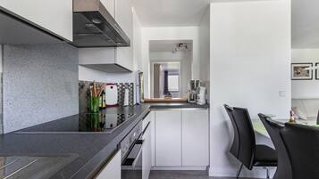 Kühlschrank, Ofen, Herdplatte, Wasserkocher mit Kaffee-/Teezubehör