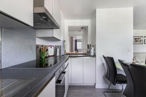 Kühlschrank, Ofen, Herdplatte, Wasserkocher mit Kaffee-/Teezubehör