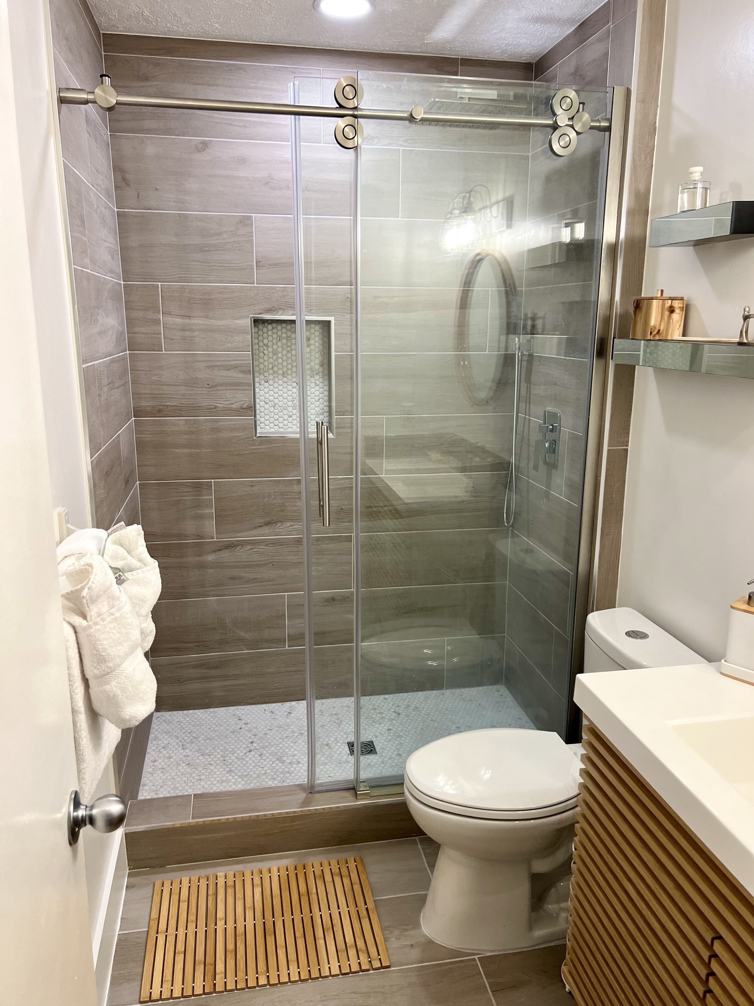 Douche, sèche-cheveux, serviettes fournies, savon