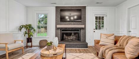 スマートテレビ、暖炉、テレビゲーム、テーブルサッカー台