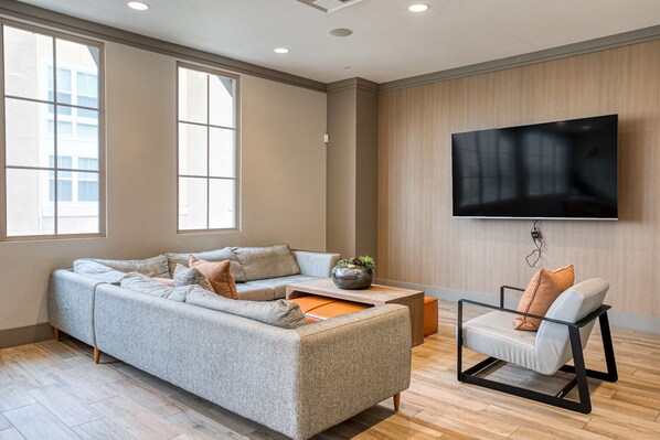 Télévision, chaîne hi-fi