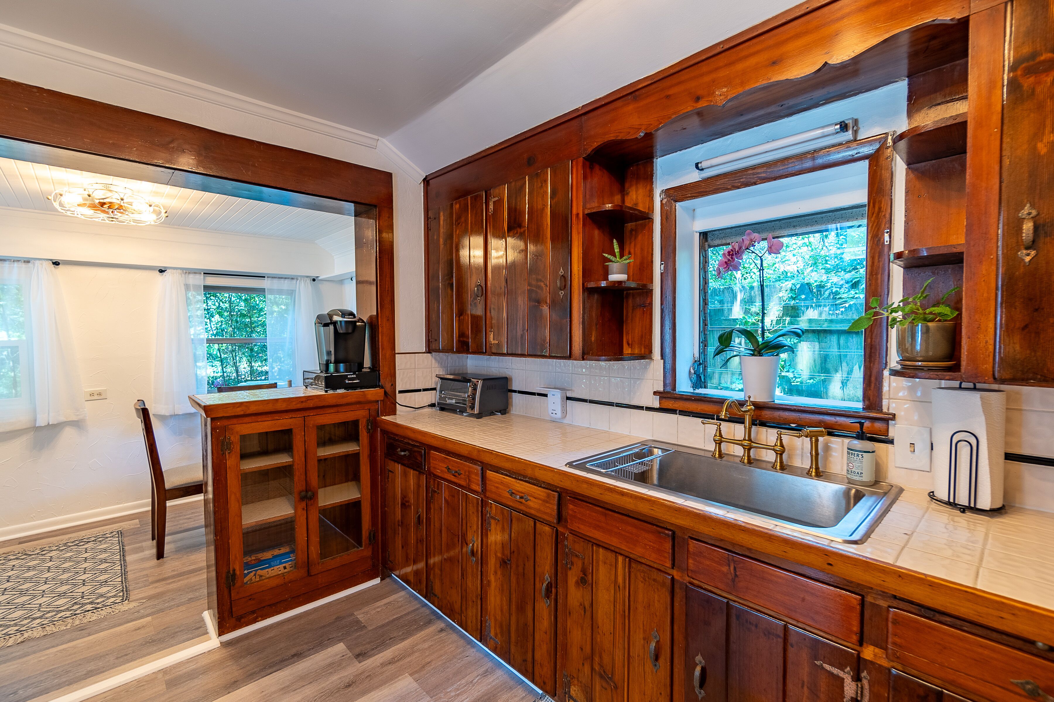 Fridge, microwave, oven, coffee/tea maker