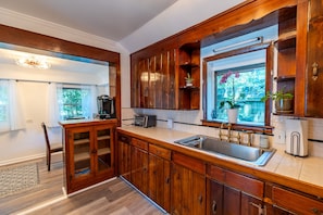 Kjøleskap, mikrobølgeovn, ovn og kaffetrakter/tekoker