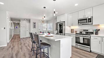 Kühlschrank, Mikrowelle, Ofen, Herdplatte