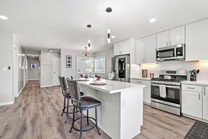 Fridge, microwave, oven, stovetop - The Sky Lounge (La Mesa)