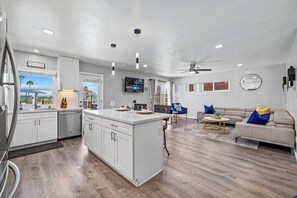 Interior - The Sky Lounge (La Mesa)