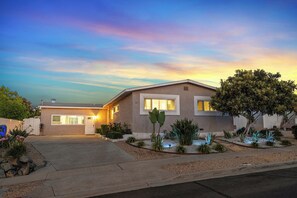 Exterior - The Sky Lounge (La Mesa)