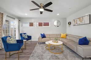 Smart-TV, Kamin, Videospiele, Tischtennisplatte