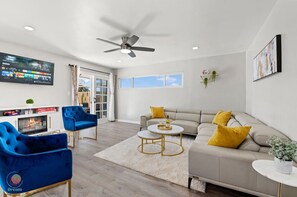 Smart TV, chimenea, videojuegos y tenis de mesa 