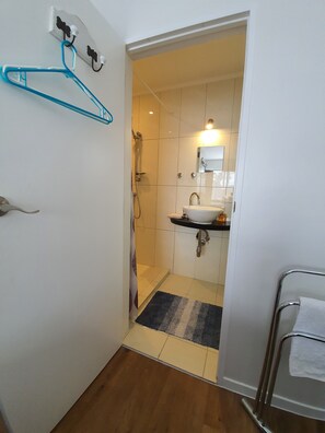 シャワー、ヘアドライヤー、タオル、石鹸