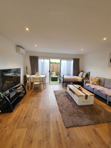 Self-Contained King Suite with Private Entry – Quiet Stay