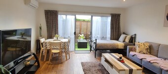 Self-Contained King Suite with Private Entry – Quiet Stay