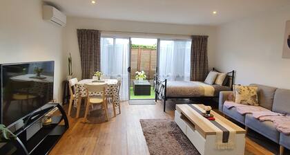 Self-Contained King Suite with Private Entry – Quiet Stay