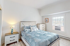 2 bedrooms, iron/ironing board, Internet, bed sheets