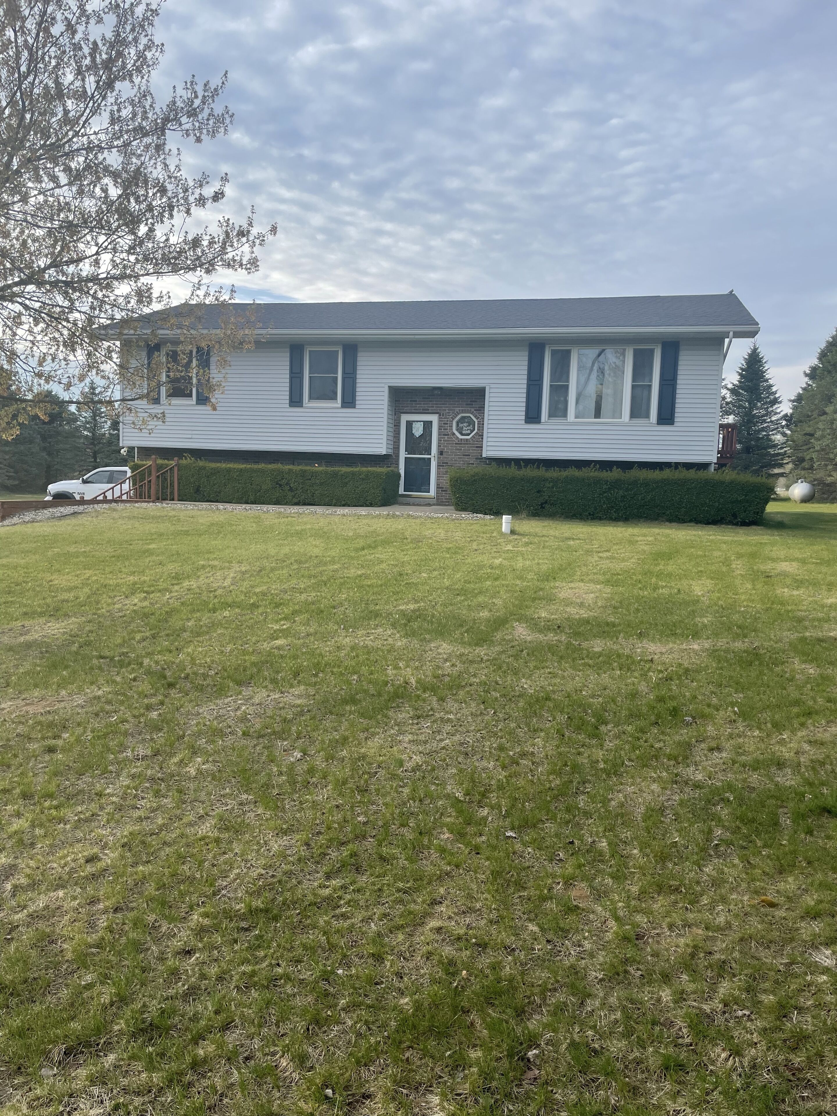 Cozy remodeled raised ranch located near beaches and wineries 