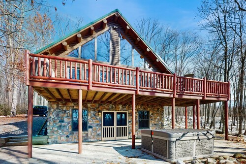 Log cabin in forested setting with private hot tub & amazing views, dog-friendly