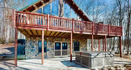 Log cabin in forested setting with private hot tub & amazing views, dog-friendly