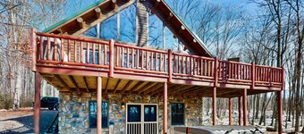 Log cabin in forested setting with private hot tub & amazing views, dog-friendly