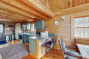 Fridge, microwave, oven, stovetop - Log cabin in forested setting with private hot tub & amazing views, dog-friendly (Oakland)