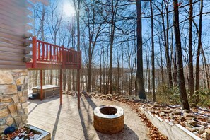 Terrace/patio - Log cabin in forested setting with private hot tub & amazing views, dog-friendly (Oakland)