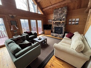 TV, fireplace - Log cabin in forested setting with private hot tub & amazing views, dog-friendly (Oakland)