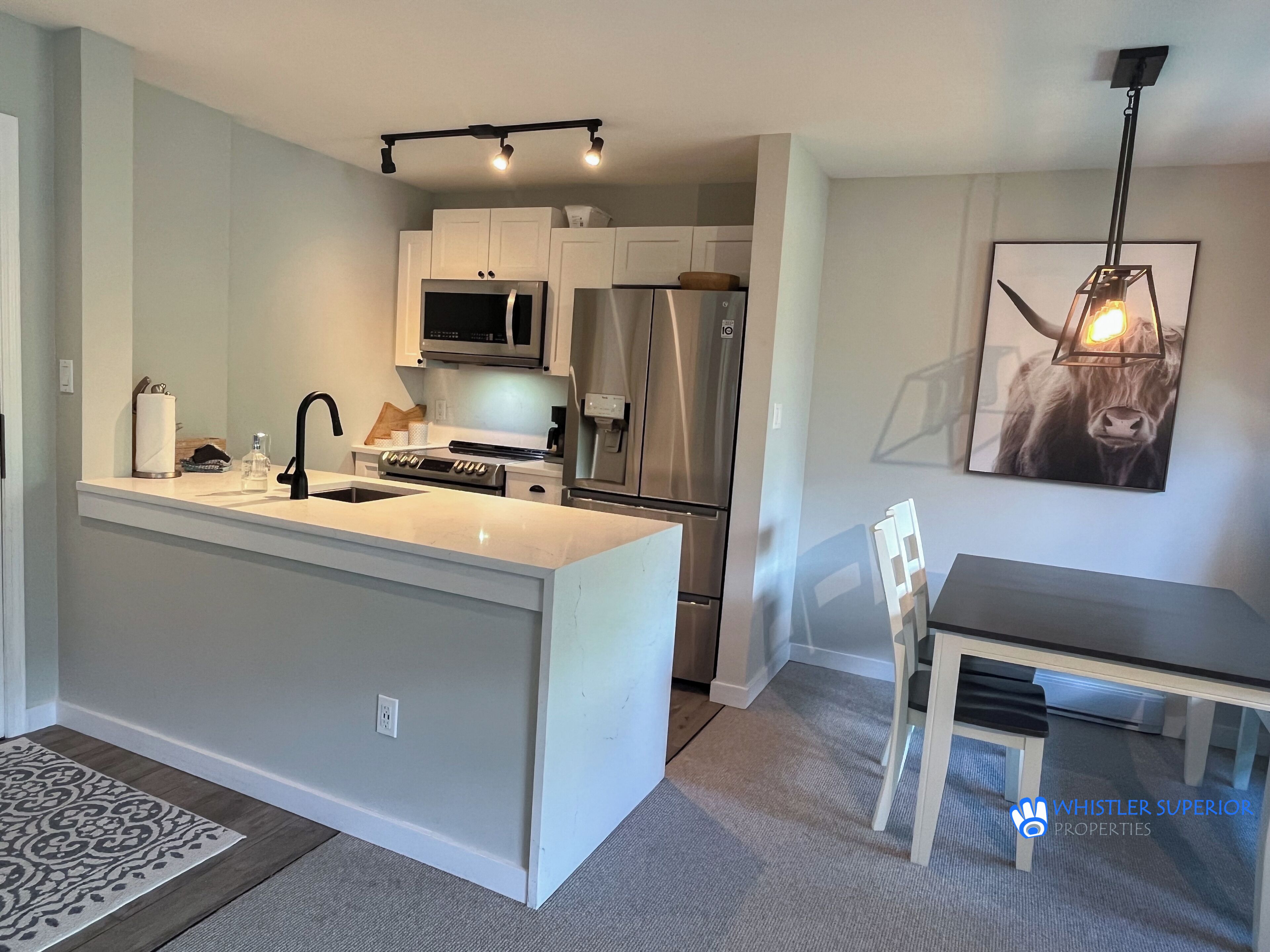 Geladeira, micro-ondas, fogão, lava-louças