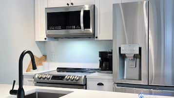 Kühlschrank, Mikrowelle, Ofen, Geschirrspüler