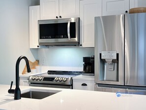 Kühlschrank, Mikrowelle, Ofen, Geschirrspüler