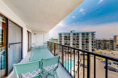 7th-floor condo with sunset & ocean views, pool, balcony, outdoor shower, W/D