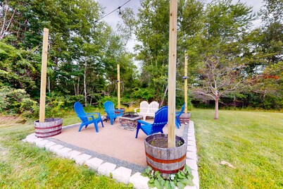 Serene home with a deck, grill, firepit, board games, washer/dryer, & mtn views
